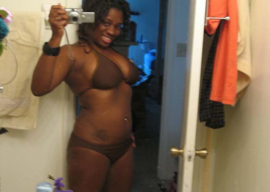 12P Ghetto babes posing at home nude