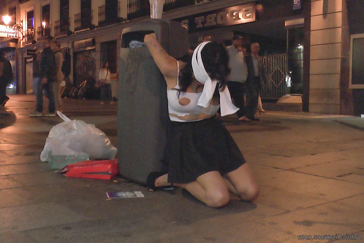 20P Damaris is left all day tied to a trashcan in front of hundreds of shoppers. The