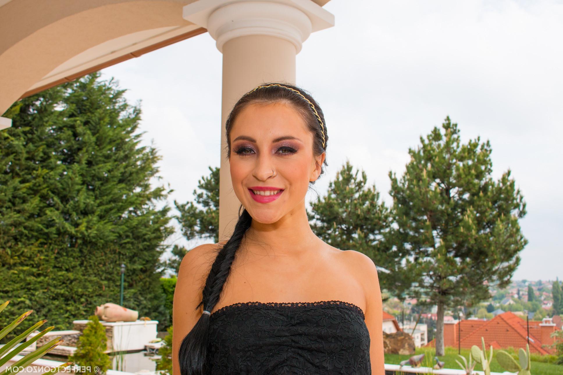 15P Beautiful Russian babe Sandra Luberc takes it u...