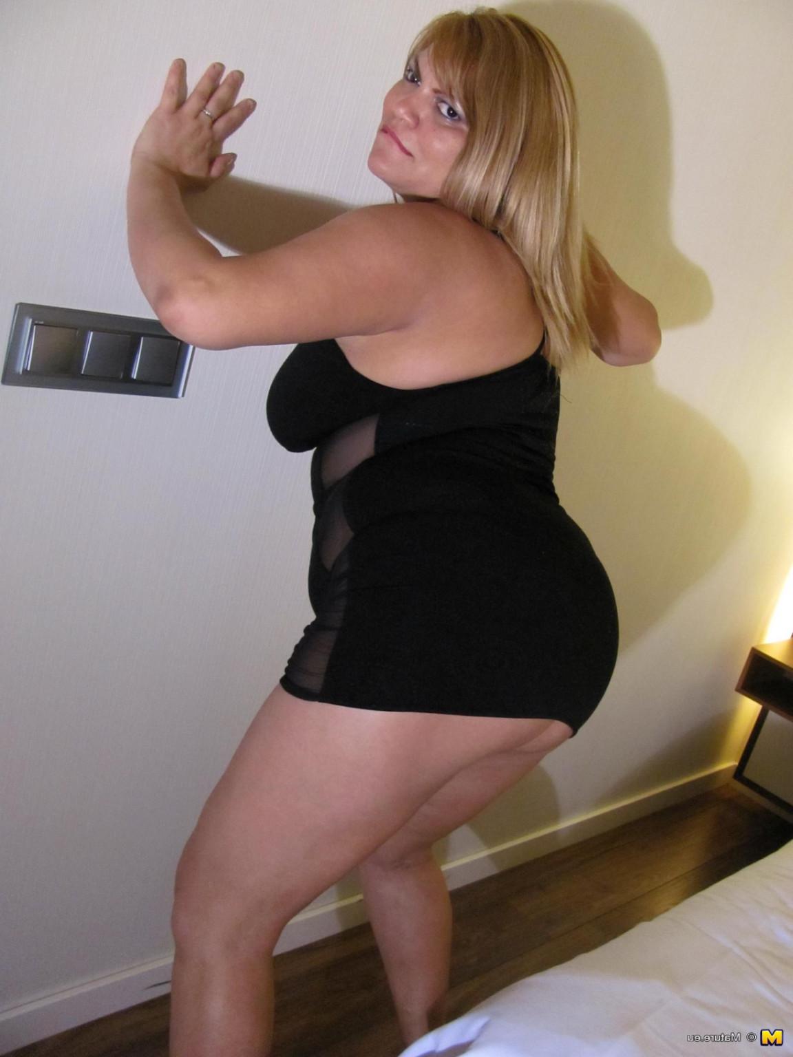 16P Chubby mature slut playing with herself
