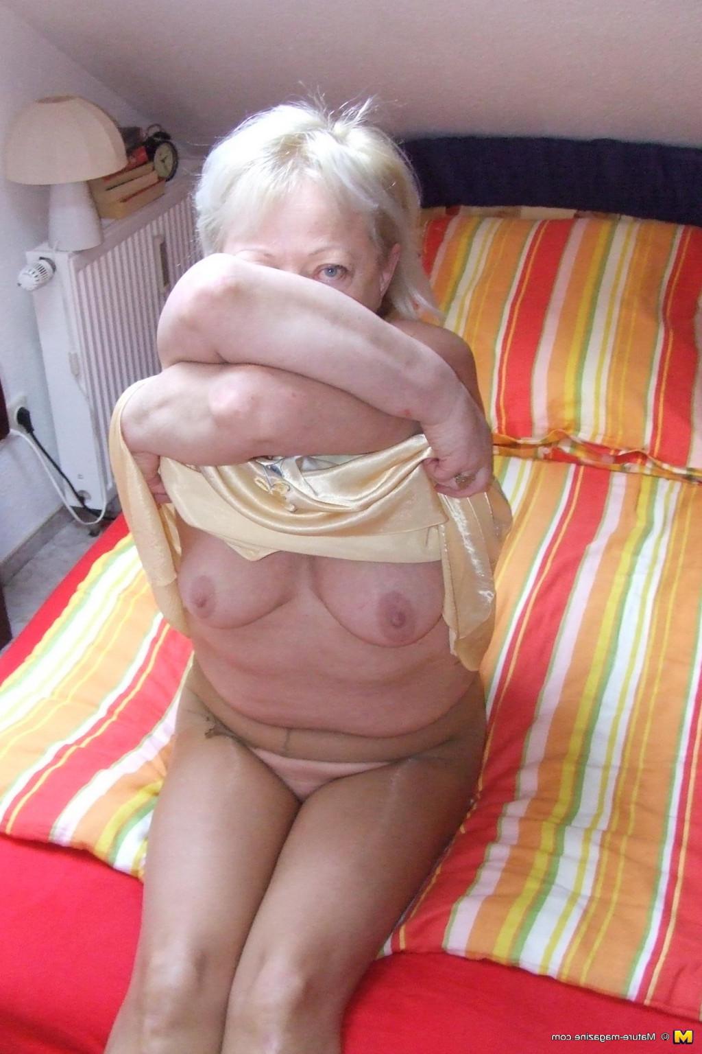 16P Blonde mature slut playing with herself