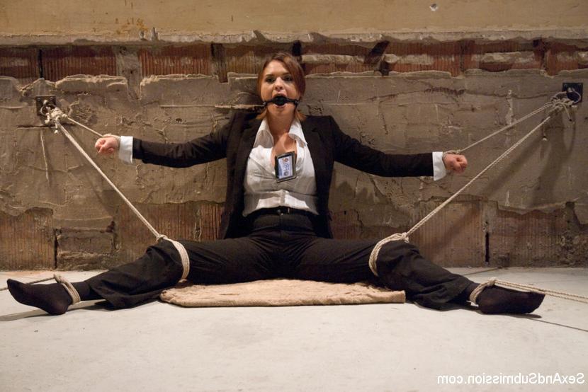 15P Krissy Lynn kehrt in diesem aufregenden Update als Unterwürfige mit Xander Corvus zurück!