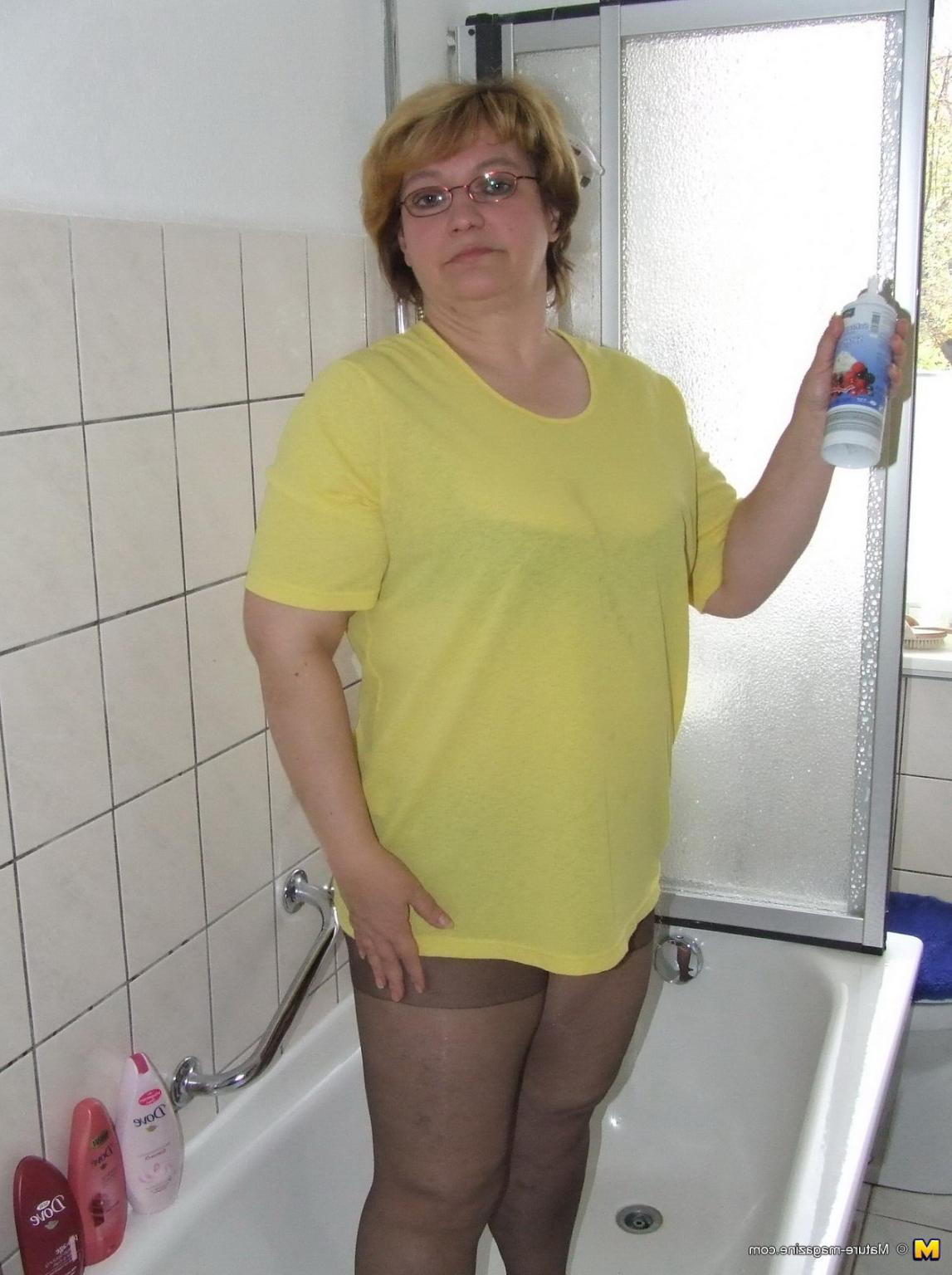16P chubby mature slut playing in her bathtub