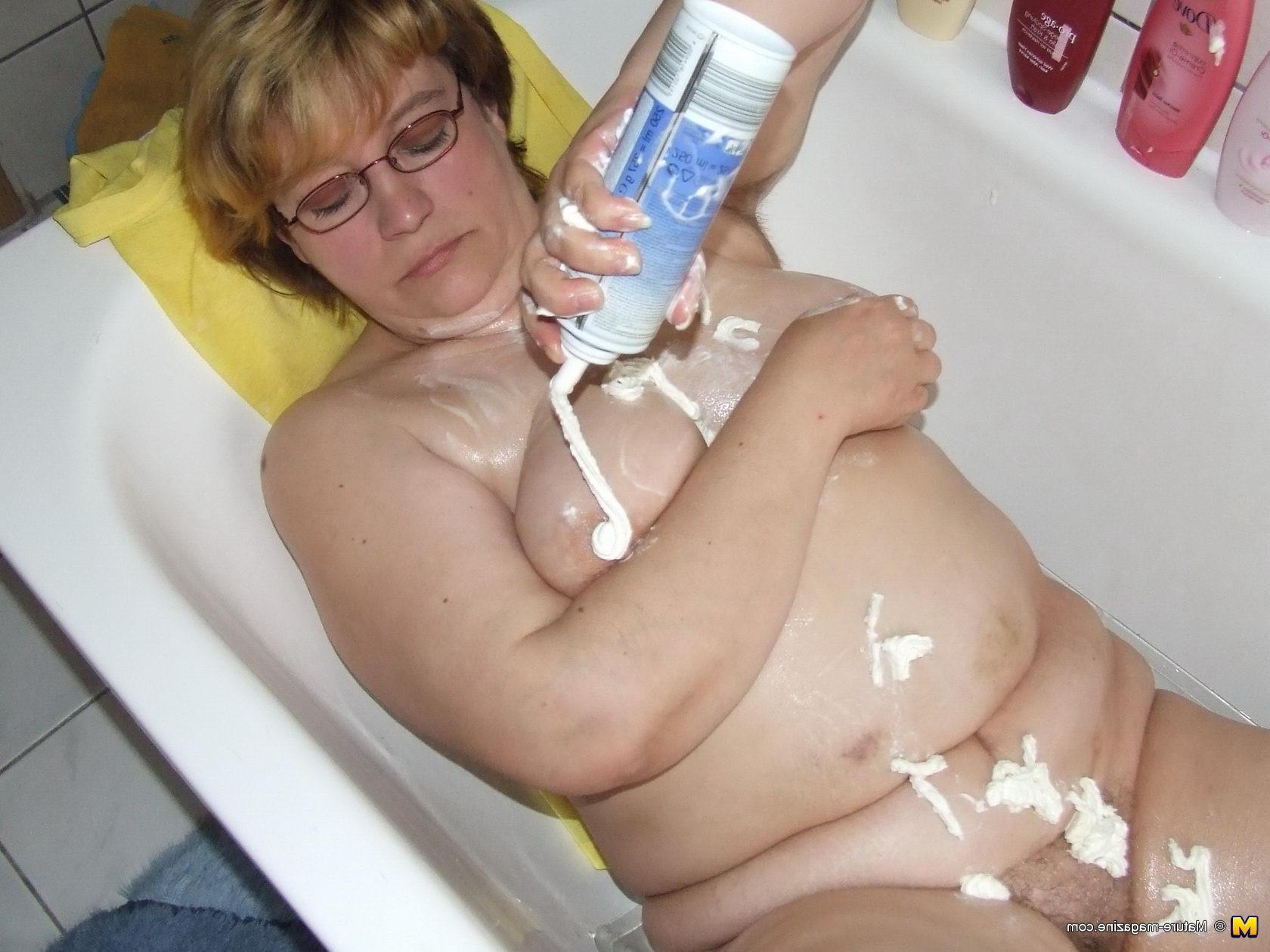 16P chubby mature slut playing in her bathtub
