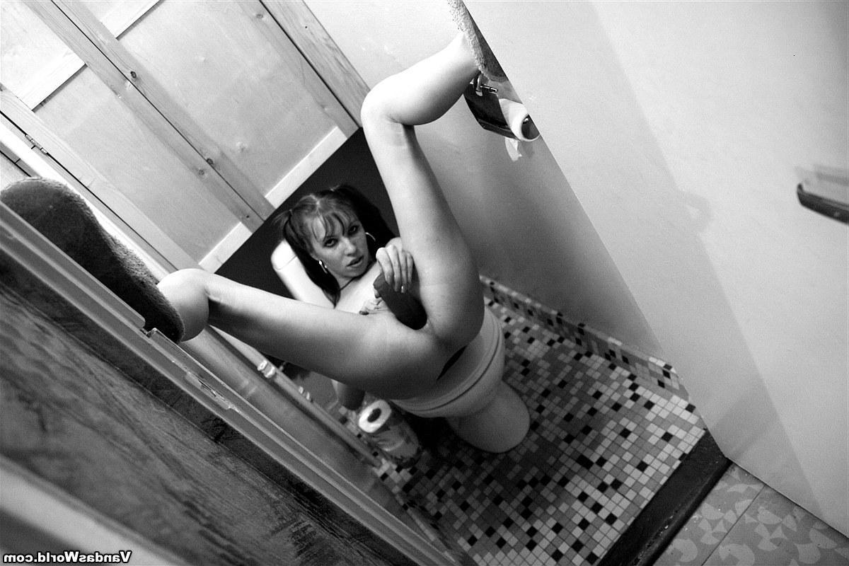 15P hot Vanda fucking dildo and gaping