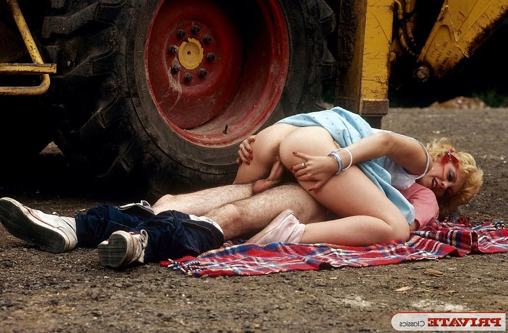 15P These raunchy hot babes love some hardcore threesome action