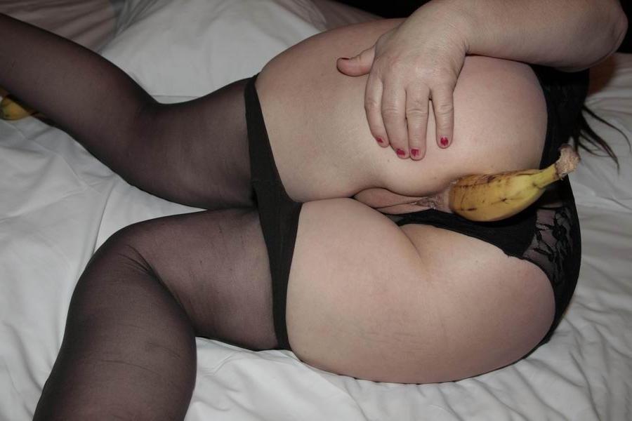 15P fat amateur mom doying banana up her ass and pussy