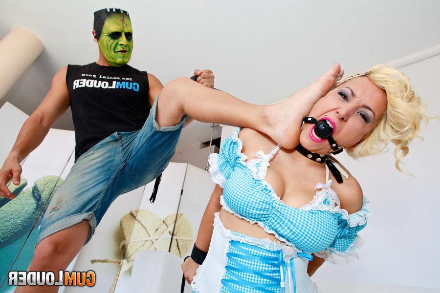 11P Submissive Jenny One gets tormented