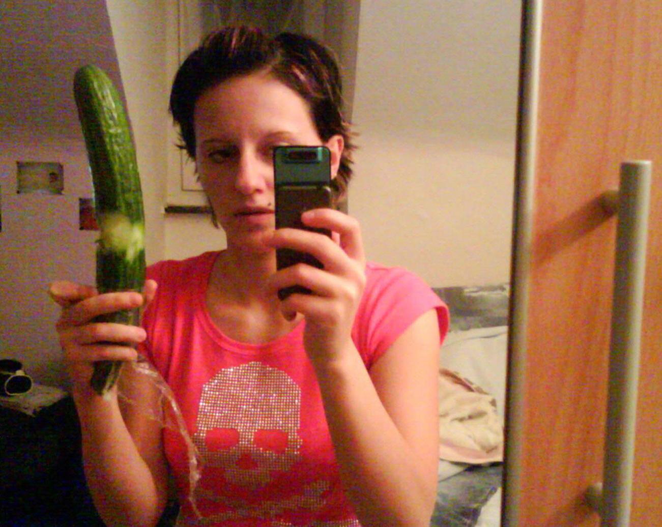 18P Photos of a chick stuffing her ass with veggies and fruits