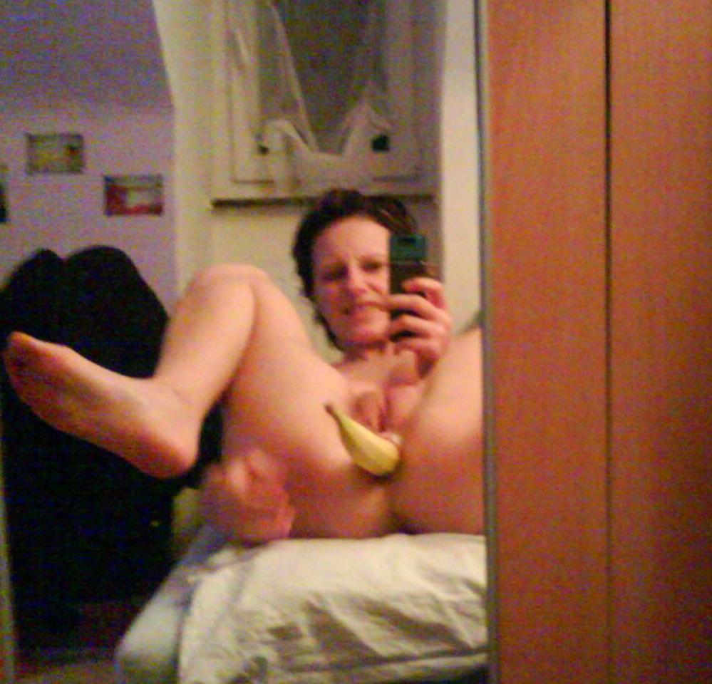 18P Photos of a chick stuffing her ass with veggies and fruits