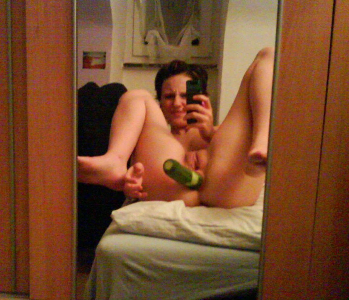 18P Photos of a chick stuffing her ass with veggies and fruits