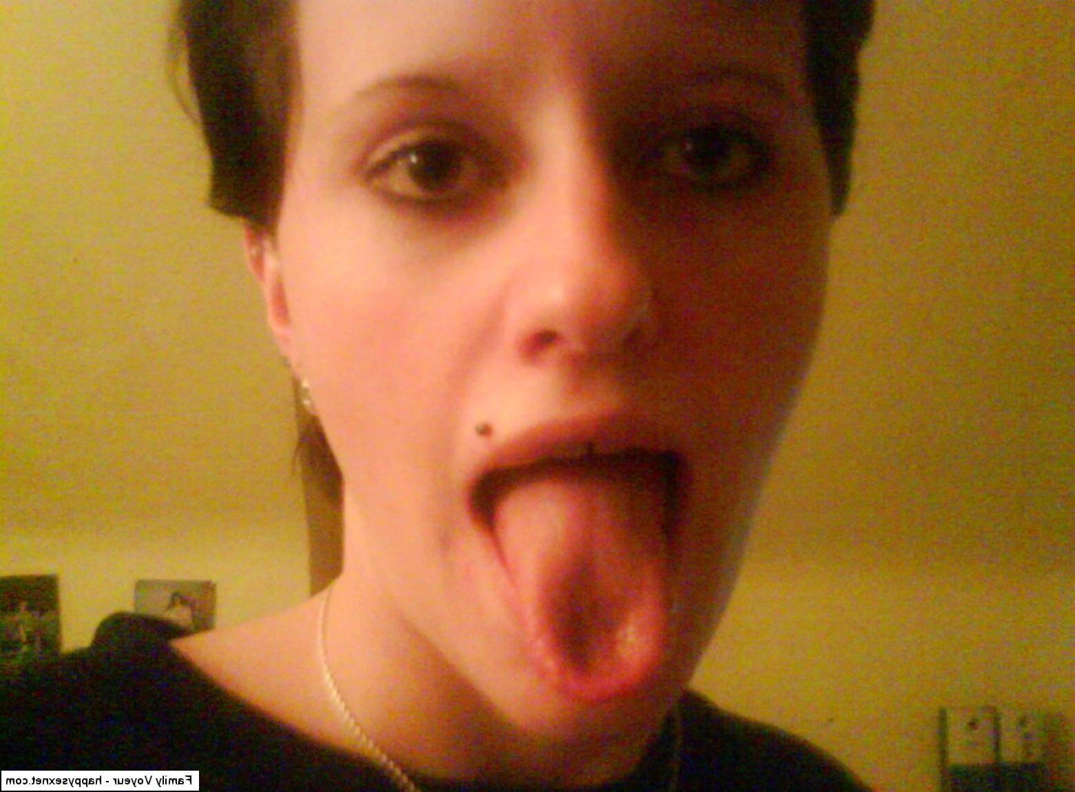 18P Kinky short-haired babe self-shooting in the nude and stuffing her ass