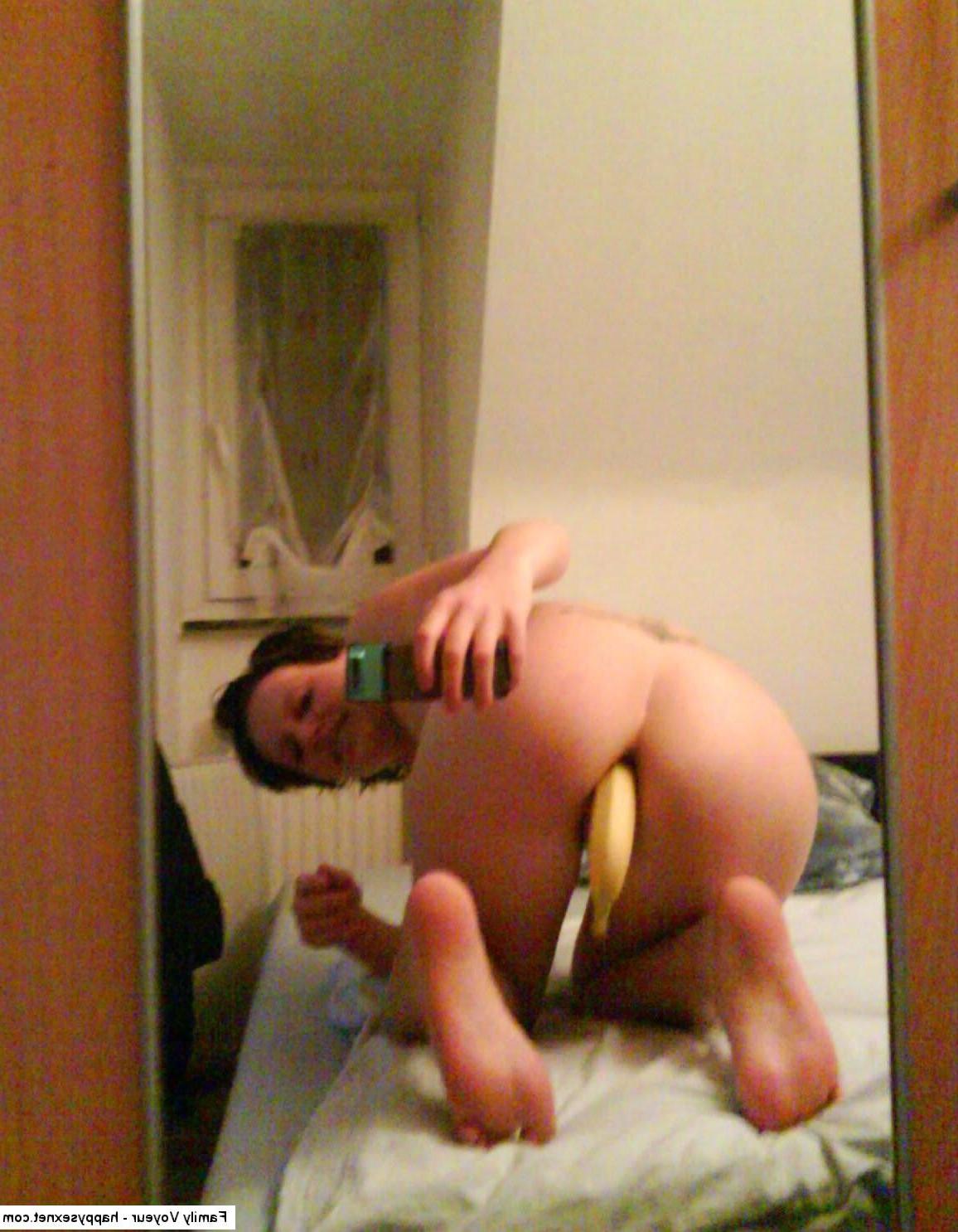 18P Kinky short-haired babe self-shooting in the nude and stuffing her ass