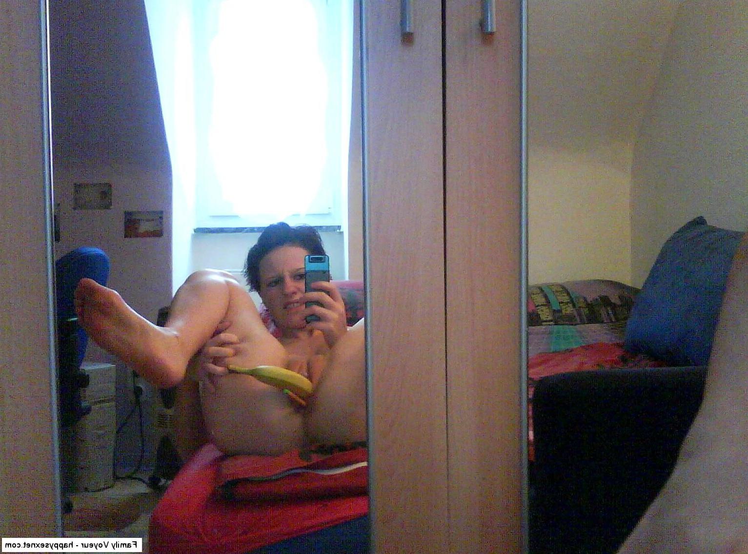 18P Kinky short-haired babe self-shooting in the nude and stuffing her ass
