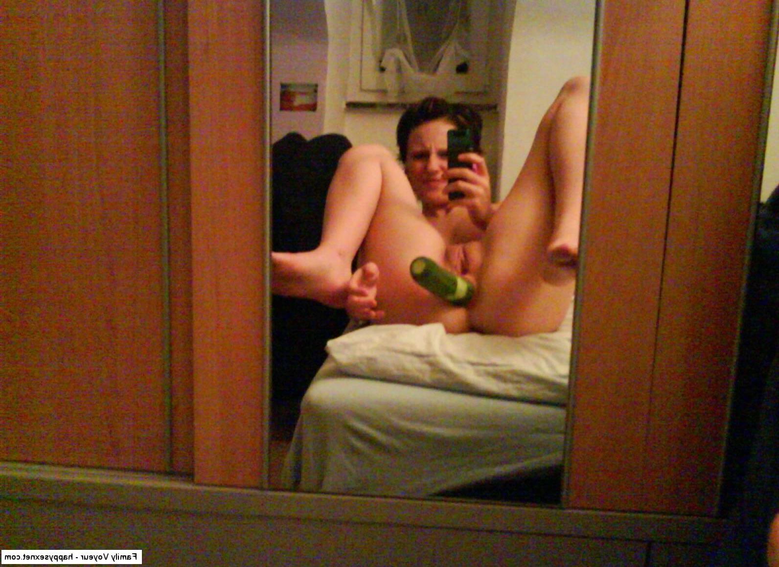 18P Kinky short-haired babe self-shooting in the nude and stuffing her ass
