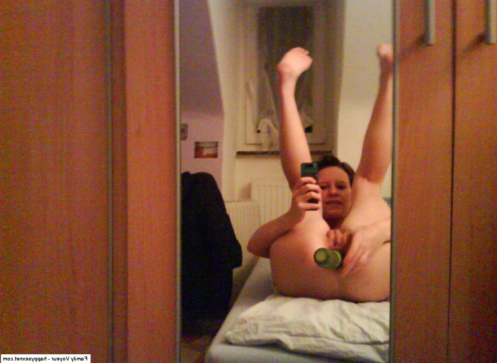 18P Kinky short-haired babe self-shooting in the nude and stuffing her ass