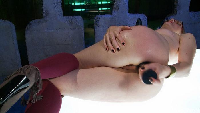 15P Kink mistress shoving toys into her ass