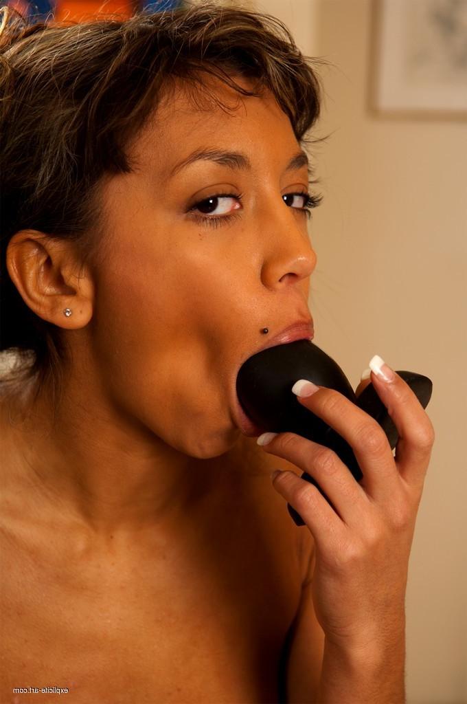 15P Fisting babe fills gaping ass with toys and balls