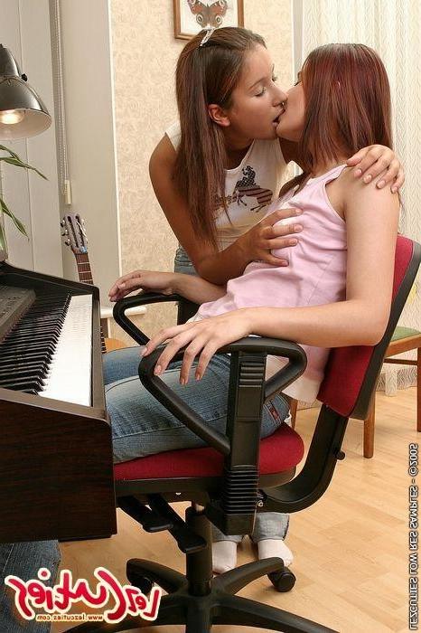 18P Two lesbian bitch in a pussy licking and anal dildoing act