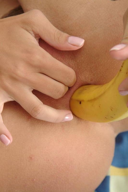 16P Mädchen fickt sich selbst mit einer Banane in den Arsch