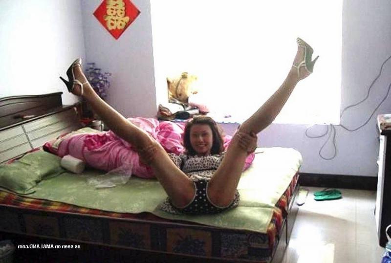 15P Kinky naked Thai babe posing for her boyfriend