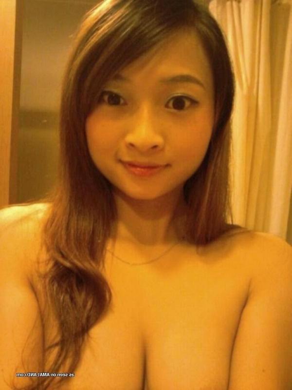 10P Sexy Thai chick teasing her boyfriend on cam
