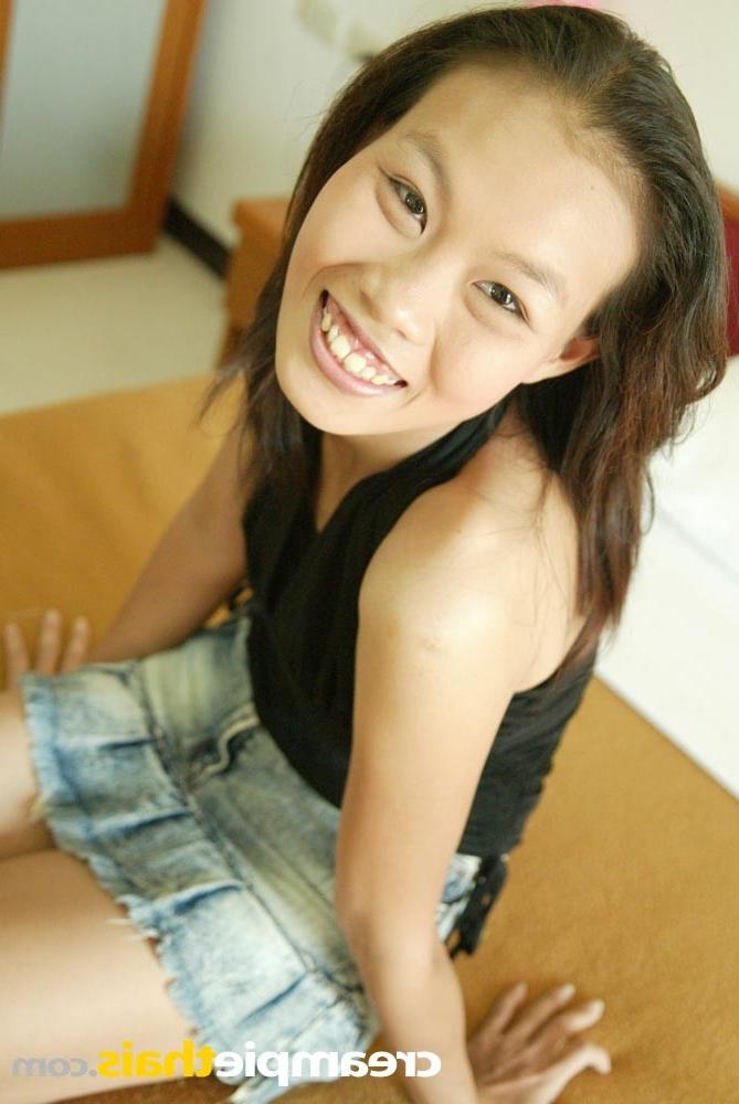 15P Thai beauty teases us showing her nice body