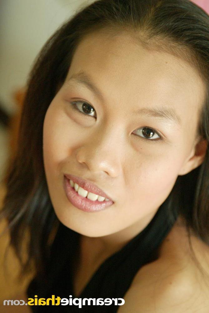 15P Thai beauty teases us showing her nice body
