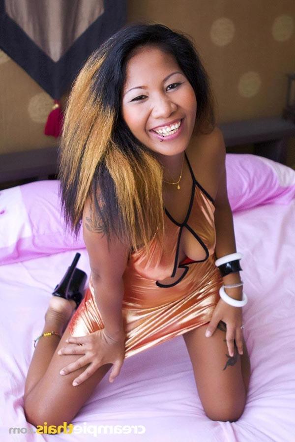 15P Tattooed barslut shows her Thai pink pussy