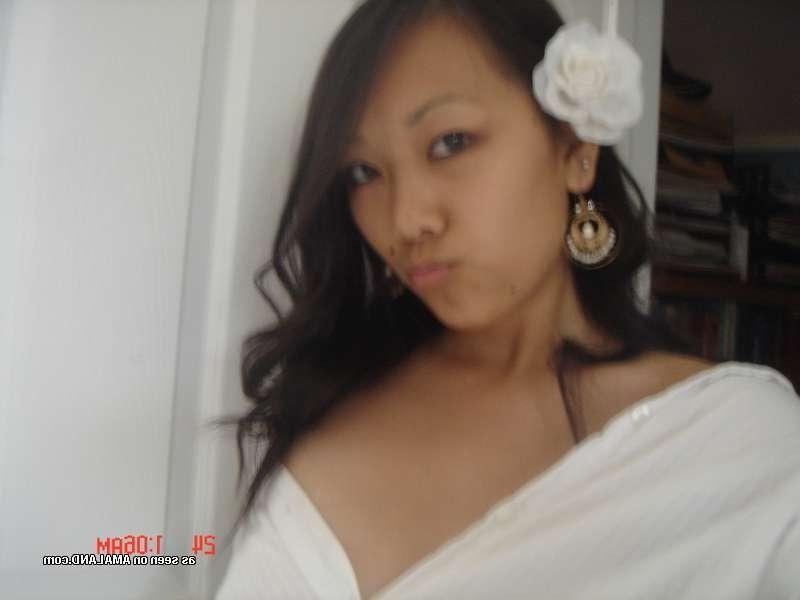 15P Gallery of a sexy Asian babe posing sleazy for her boyfriend