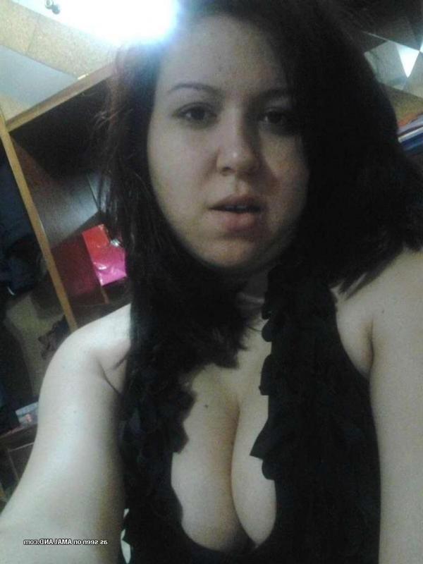 10P Sexy Asian chick sucking on her boyfriend's dick