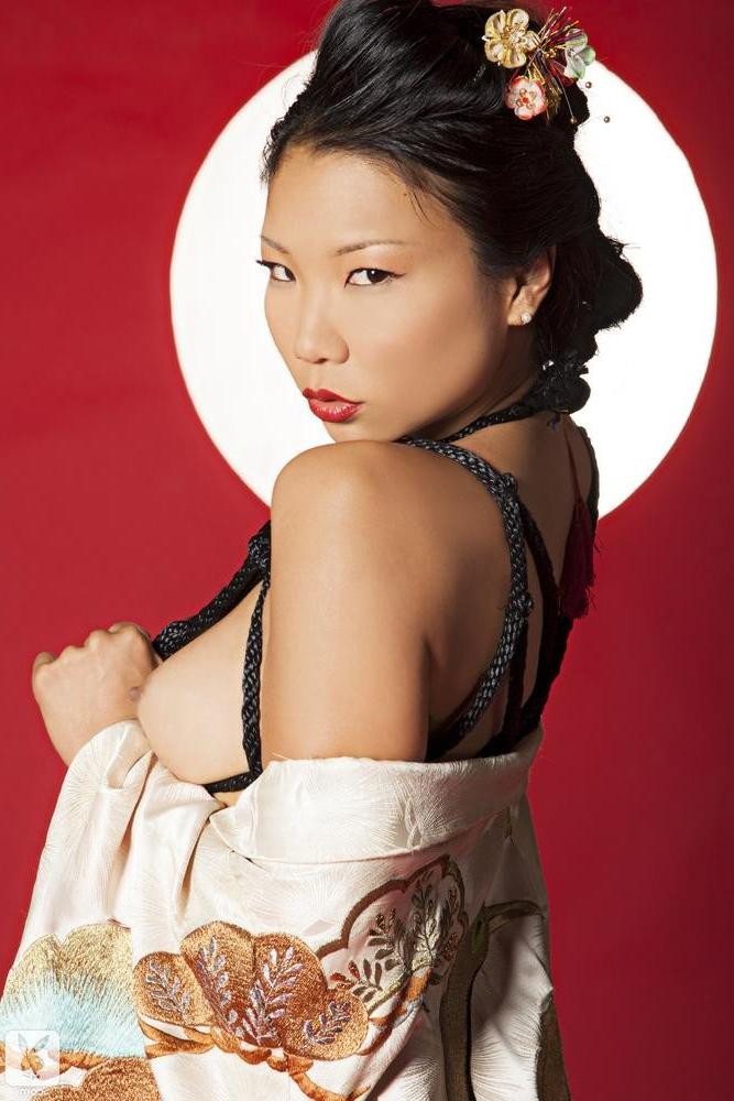 16P Hiromi Oshima boobs are bound up in rope