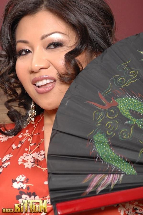 16P Exotic babe Ka Lee proudly shows her asian curves