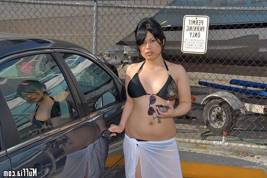16P Sasha Hollander shows her exotic body