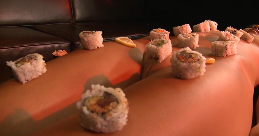 15P Asa Akira the nude sushi plate