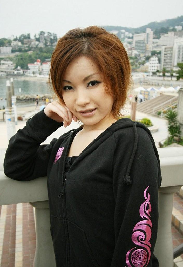 15P Kimono babe has remote vibrator in her panties