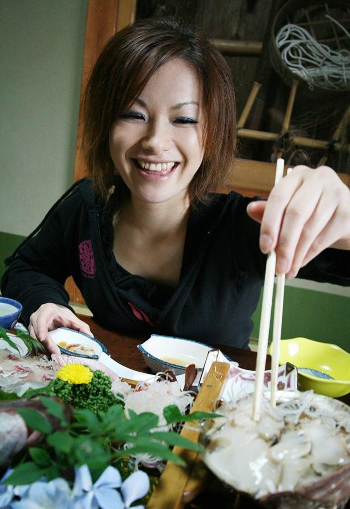 15P Kimono babe has remote vibrator in her panties