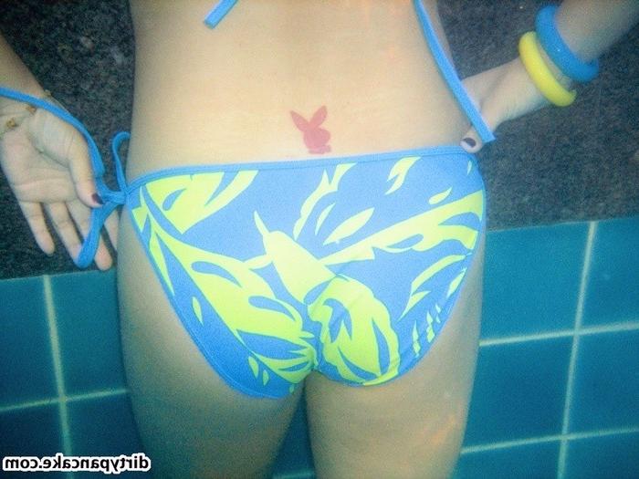 16P Pancake flashing her pussy underwater