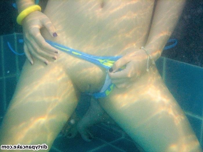 16P Pancake flashing her pussy underwater