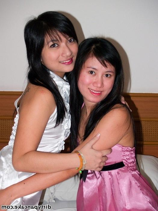 16P Horny Asian babes in bed
