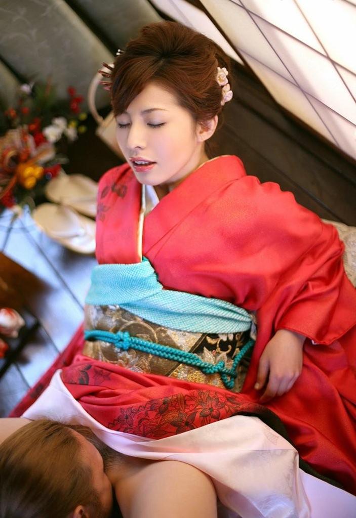 15P Kimono hoe getting tied up and takes a load of cum in her mouth