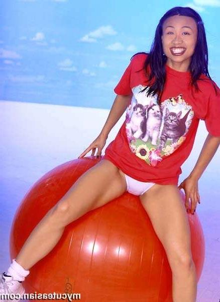 16P Cute asian honey plays with pussy and balloon