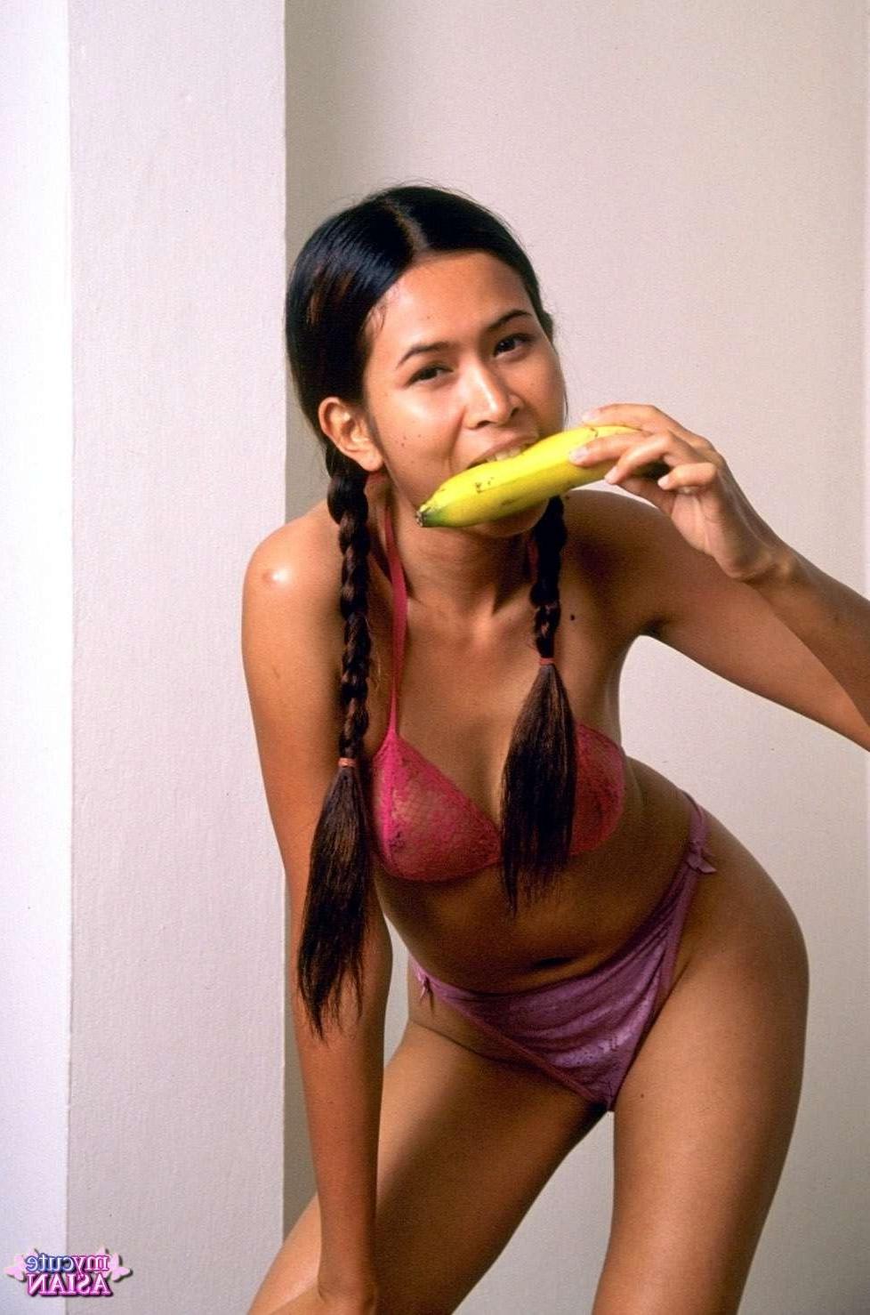 16P Naughty asian eats banana and open her pussy