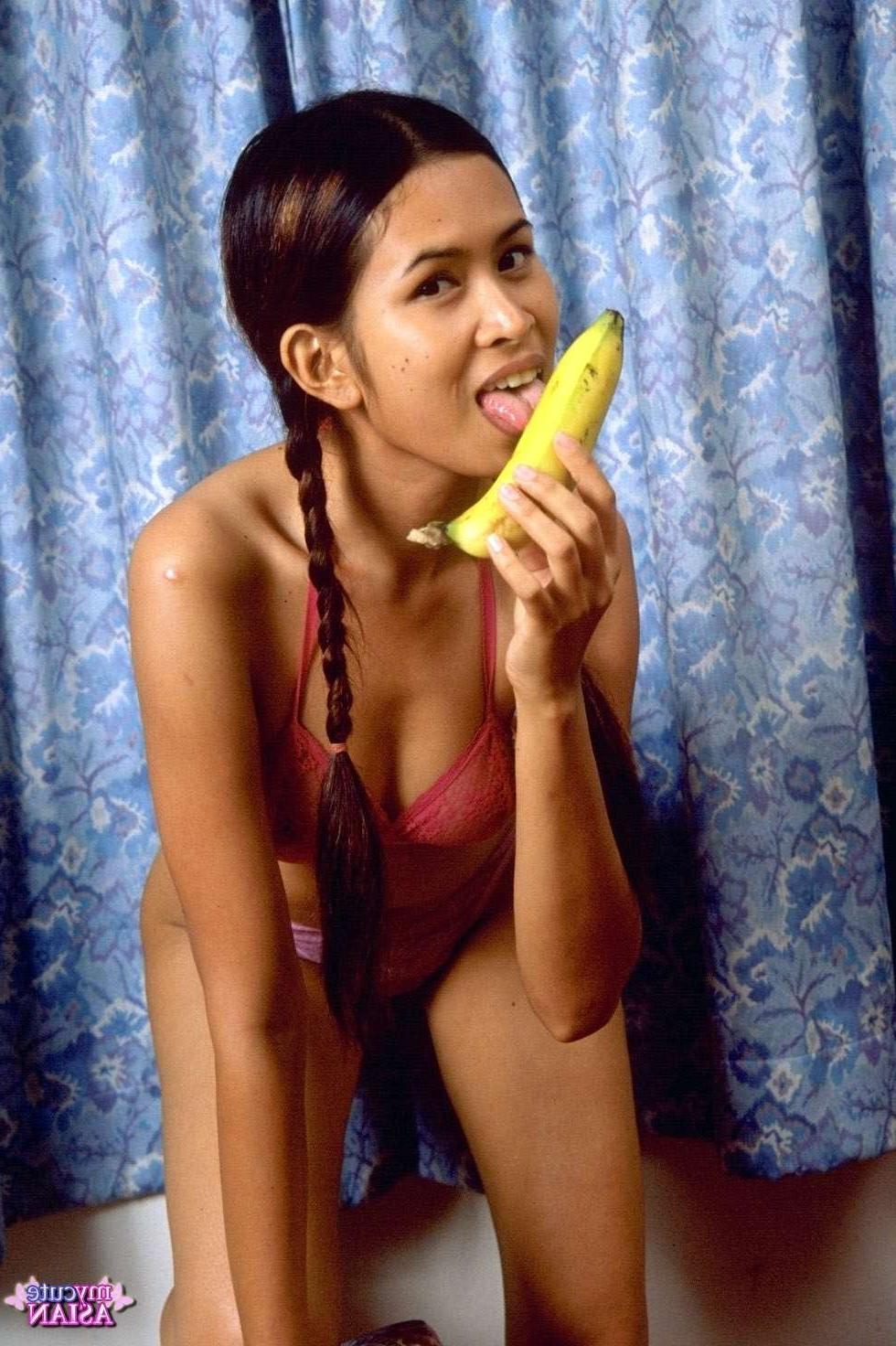 16P Naughty asian eats banana and open her pussy