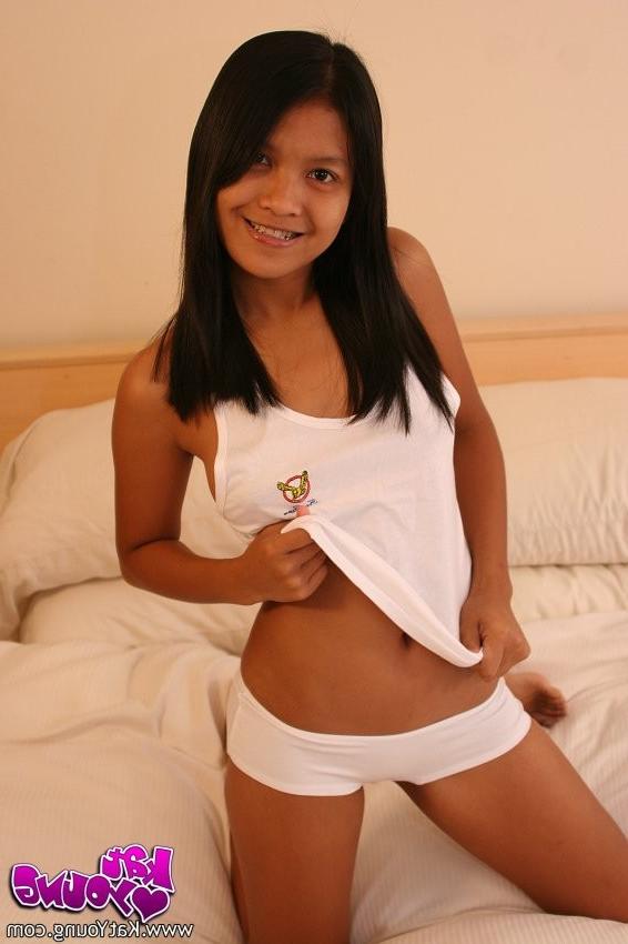 15P Exotic solo girl Kat showing her pussy