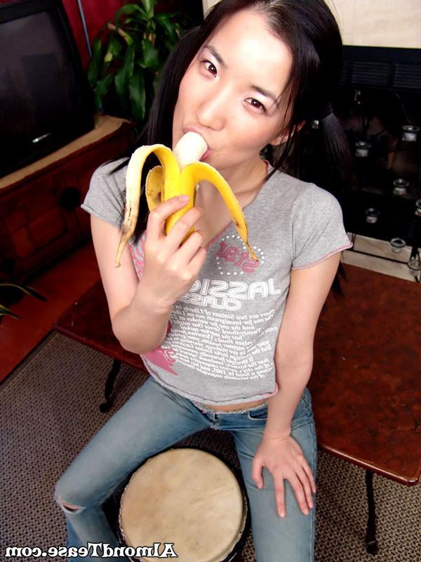 15P Asian strips off her clothes and sucks on a banana