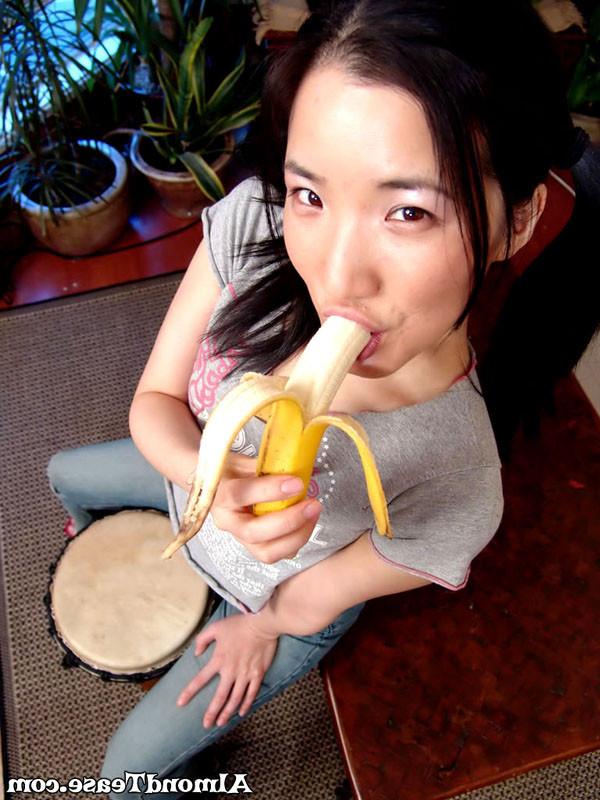 15P Asian strips off her clothes and sucks on a banana