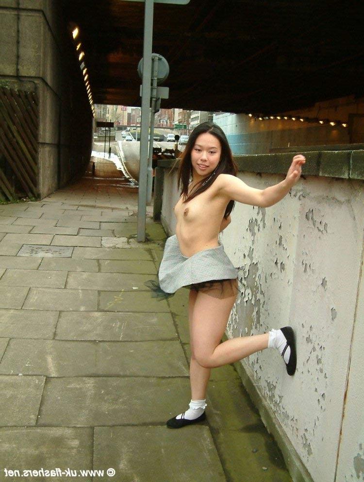 15P Cute oriental exhibitionist