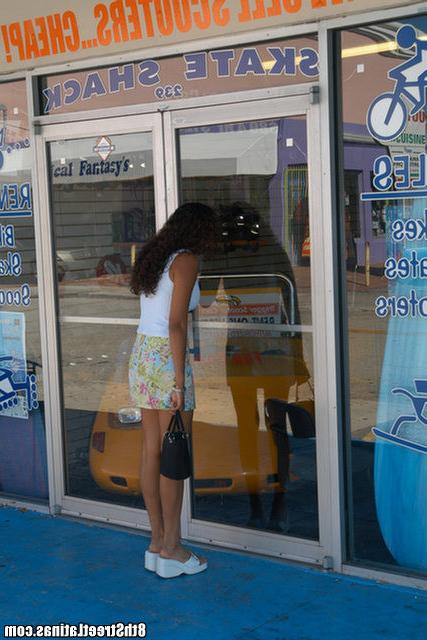 12P Sexy mulato hispanic babe getting it with her legs up