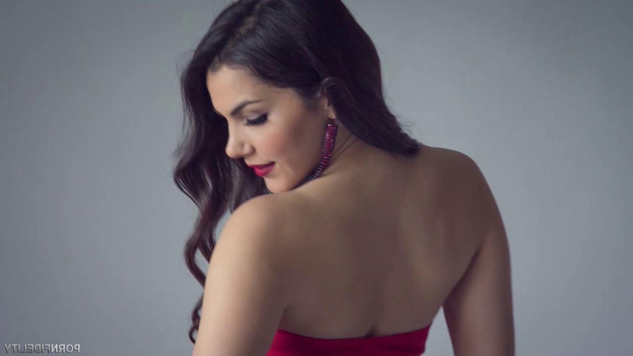 16P Valentina Nappi enjoys a Ryan treatment